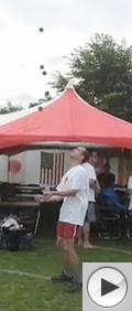 Manu Sch�tz juggles