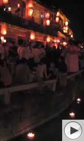 floating paper lanterns in Lijiang