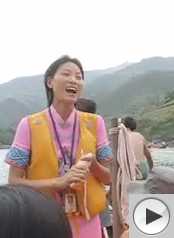 Chinese singing on a boat on the Shennong Stream